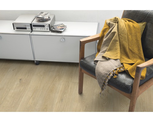 Living cu podea laminată maro deschis, fotoliu și bufet