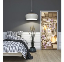 Dormitor cu pat, lampă și poster de ușă cu design floral