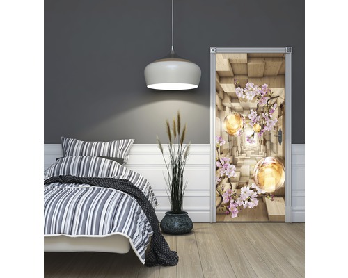 Dormitor cu pat, lampă și poster de ușă cu design floral