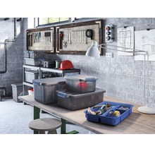 Atelier cu cutii de scule, unelte și spațiu de lucru pentru proiecte de bricolaj