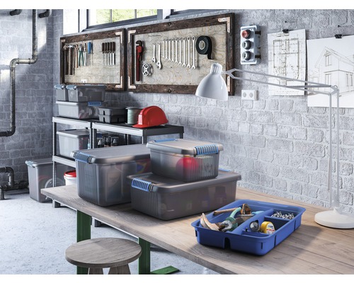 Atelier cu cutii de scule, unelte și spațiu de lucru pentru proiecte de bricolaj