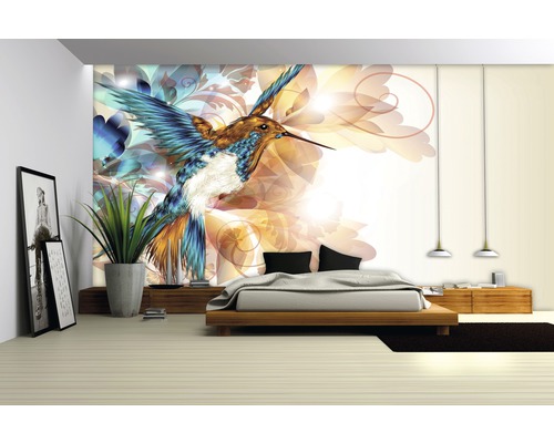Dormitor cu fototapet cu colibri și model floral.