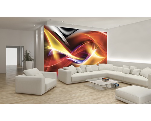 Living cu pictură murală abstractă, canapea și fotoliu