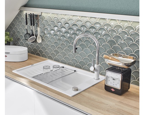 Chiuvetă de bucătărie cu baterie, zonă de scurgere și suport pentru chiuvetă pe un blat de lucru