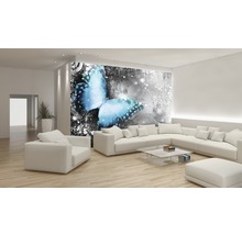 Living cu fototapet cu motiv de fluture, mobilier deschis la culoare și podea din lemn.