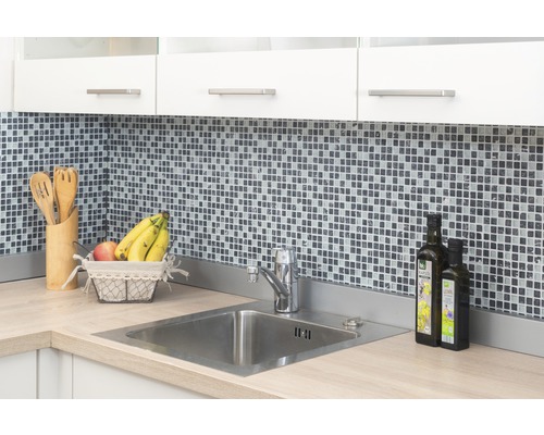 Scenă de bucătărie cu chiuvetă, gresie mozaic și ustensile de bucătărie