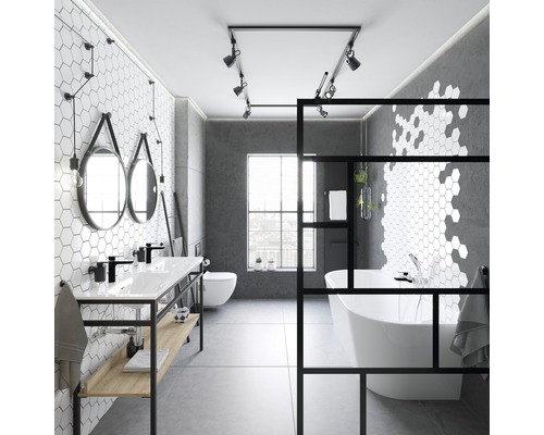 Baie modernă cu chiuvetă, cadă și plăci hexagonale