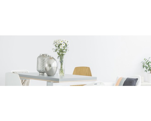 Sufragerie luminoasă cu masă, scaune, flori și vaze decorative