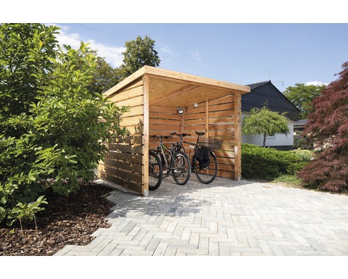 Adăpost deschis pentru biciclete din lemn cu două biciclete pe o suprafață pavată