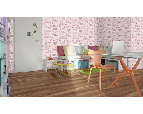 Cameră luminoasă cu birou, scaun și tapet decorativ