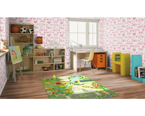 Cameră de copii cu birou, raft și covor de joacă
