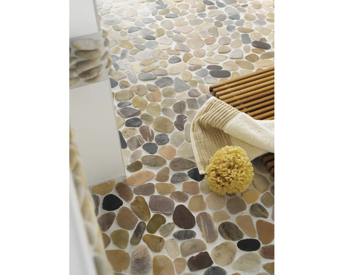 Baie cu podea cu gresie de pietre de râu, raft și burete