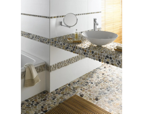 Baie cu chiuvetă, oglindă, cadă și podea cu pietre de râu