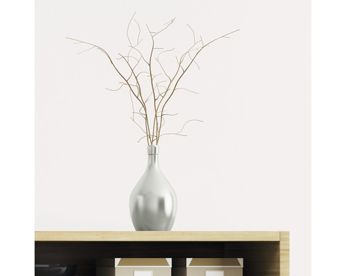 Crenguțe decorative într-o vază pe un dulap