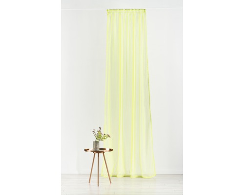 Șaluri decorative din țesătură voal cu suspensie cu bandă de pliere în fața unui perete alb