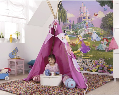 Cameră de copii cu teepee roz, covor și tapet cu prințesele Disney
