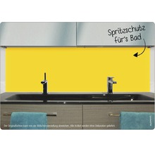 Protecție galbenă împotriva stropilor în spatele unei chiuvete în baie