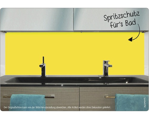 Protecție galbenă împotriva stropilor pentru baie, în spatele unei chiuvete.