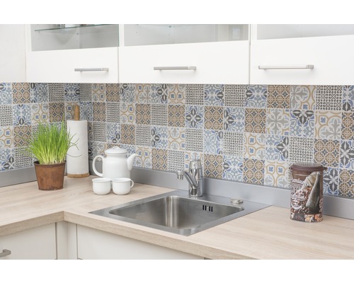 Chiuvetă de bucătărie cu robinet și plăci decorative pe perete