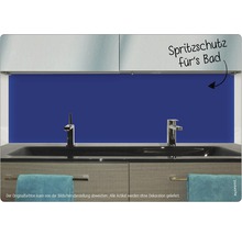 Scenă de baie cu protecție albastră împotriva stropilor în spatele chiuvetei