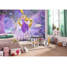 Cameră de copii cu pictură murală cu Rapunzel, pat și masă de joacă