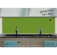 Baie cu protecție verde împotriva stropilor în spatele chiuvetei.