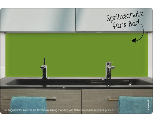 Baie cu protecție verde împotriva stropilor în spatele chiuvetei.