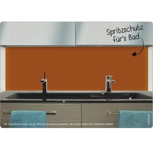 Protecție portocalie împotriva stropilor în spatele unei chiuvete în baie.