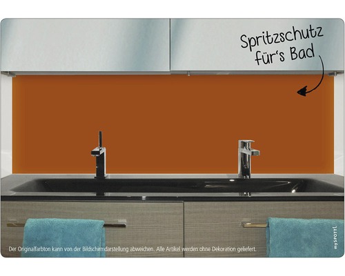 Protecție portocalie împotriva stropilor în spatele unei chiuvete în baie.