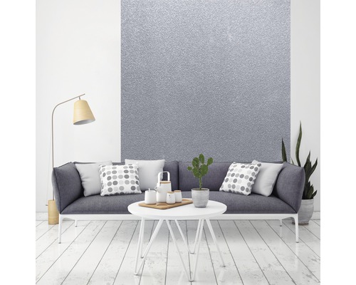 Camera de zi cu canapea, masă și decorațiuni