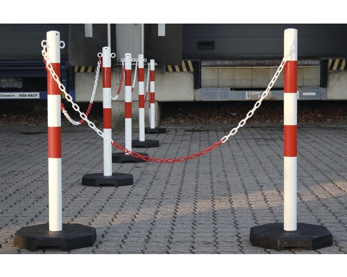 Mai mulți stâlpi de blocare cu lanț pentru gestionarea traficului