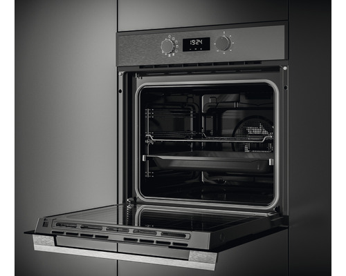 Cuptor încorporabil cu ușa deschisă, elemente de control și afișaj digital.