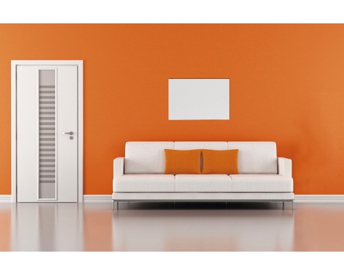 Cameră luminoasă cu ușă, canapea și tablou