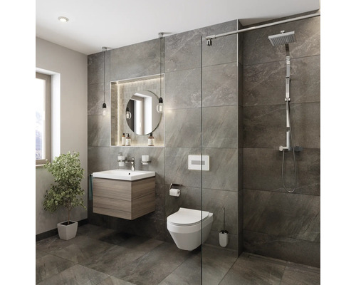 Baie modernă cu lavoar, oglindă, toaletă și duș în fața plăcilor de faianță gri.