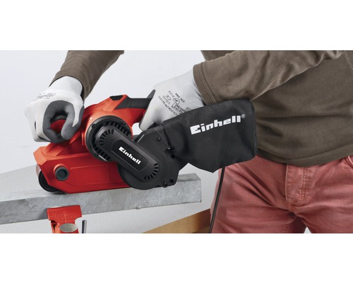 O persoană folosește un șlefuitor cu bandă marca Einhell pe o piesă de lucru.