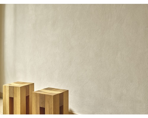 Două scaune табуретка din lemn în fața unui perete