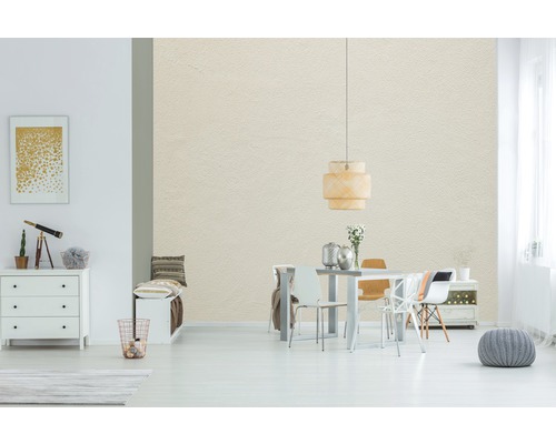 Cameră luminoasă cu masă de dining, scaune, comodă și decorațiuni pentru o ambianță stilată.