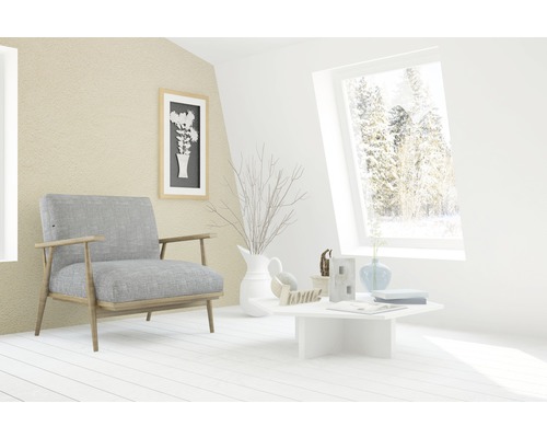 Living luminos cu fotoliu, masă și obiecte decorative.