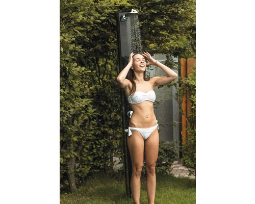 Femeie sub duș de grădină în aer liber