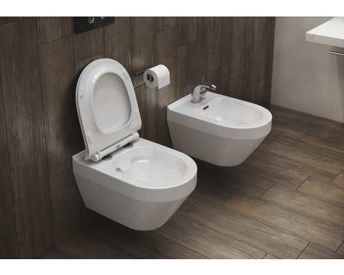 Toaletă suspendată și bideu în baie