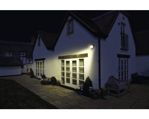 Casă iluminată cu reflector LED de exterior pe timp de noapte