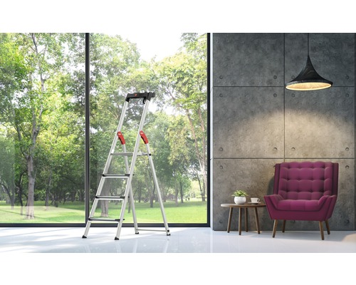 Scară pliabilă din aluminiu cu patru trepte într-o cameră luminoasă