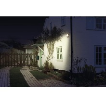 Casă iluminată cu lampă de exterior pe timp de noapte