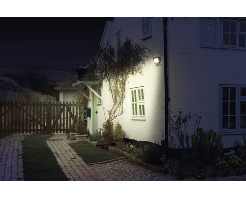 Casă iluminată cu lampă de exterior pe timp de noapte