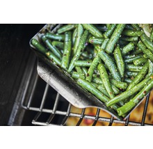 Păstăi de fasole verde într-o tavă de grătar pe un grătar.