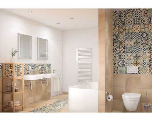 Baie luminoasă cu chiuvete, oglinzi, cadă, toaletă și faianță cu modele