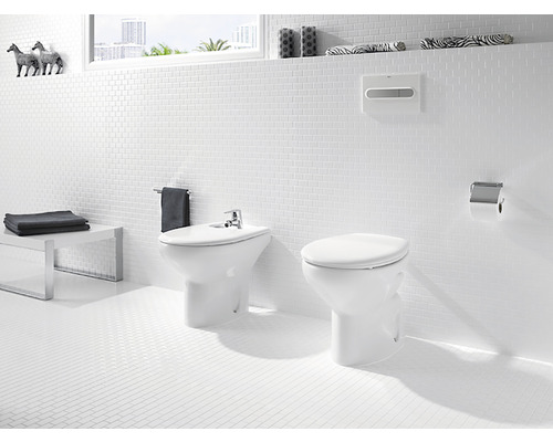 Baie luminoasă cu bideu, toaletă și faianță albă