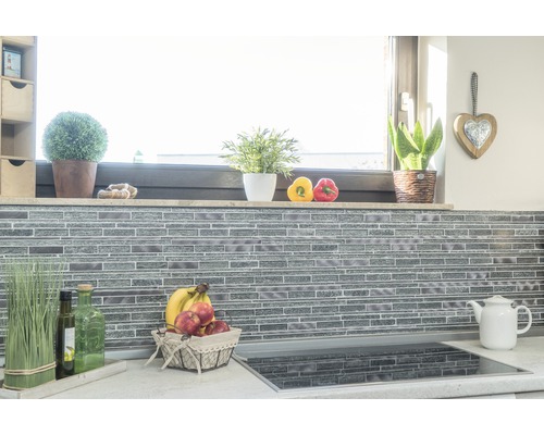 Scenă de bucătărie cu perete cu plăci de mozaic, decorațiuni și alimente