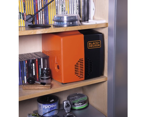 Frigider Black and Decker în raft