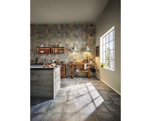 Bucătărie luminoasă cu insulă de bucătărie, elemente din lemn, perete cu gresie și fereastră mare